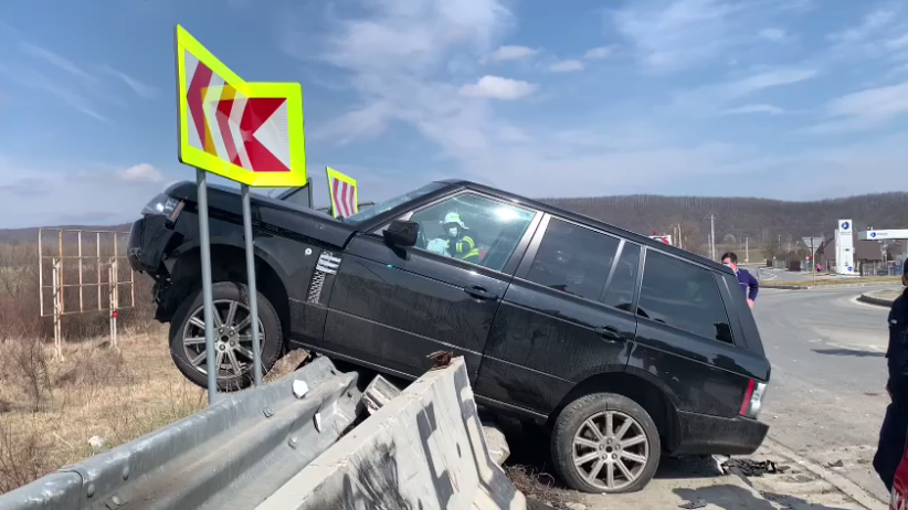 Un SUV a rămas suspendat pe un parapet din beton, la ieșirea de pe A1
