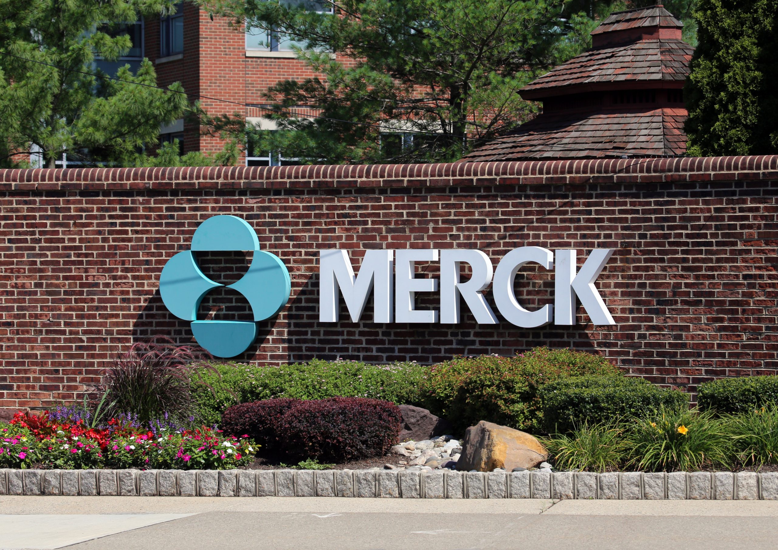 Gigantul farmaceutic Merck a anunțat că un medicament experimental este eficient împotriva COVID-19