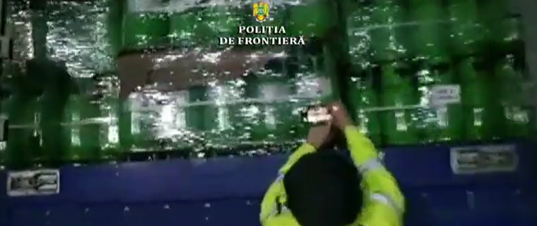 Tone de substanţe periculoase pentru mediu, interzise în Uniunea Europeană, au fost descoperite de poliţiştii de frontieră în Portul Constanţa