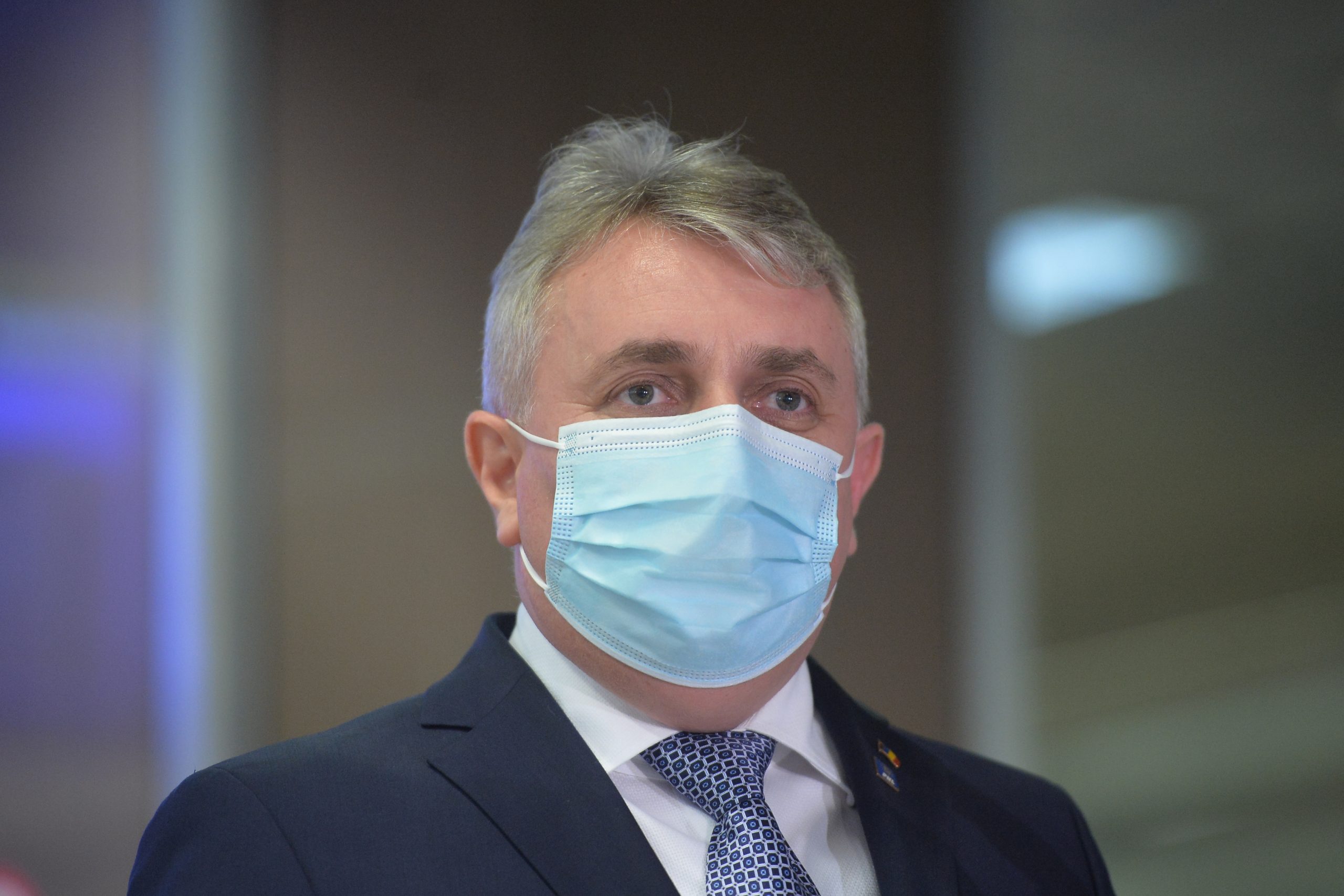 Ministrul Lucian Bode, despre posibilitatea renunțării la masca de protecție la munte sau la plajă: Decizia trebuie să aparțină specialiștilor