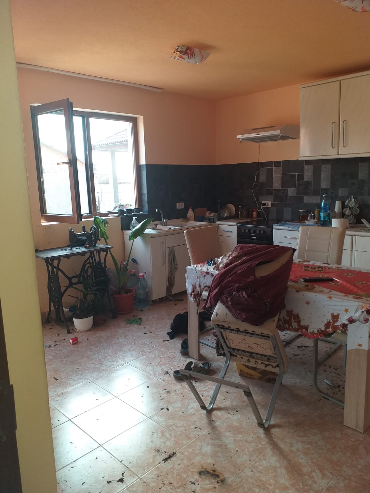 Un bărbat a ajuns la spital, după ce a verificat o butelie cu un chibrit aprins