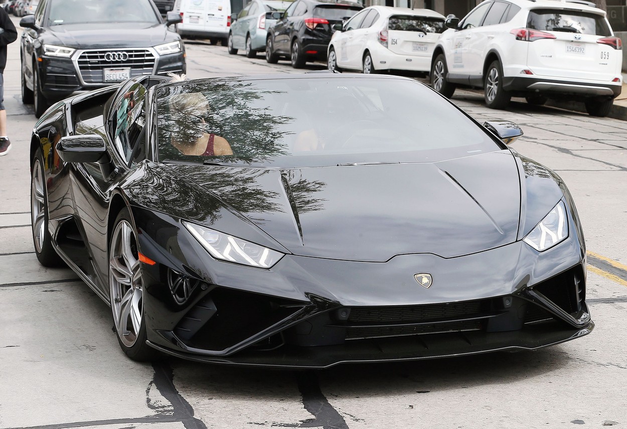 Actrița Vanessa Hudgens, surprinsă în timp ce se plimba într-un Lamborghini decapotabil. Cât costă mașina Actrița Vanessa Hudgens, surprinsă în timp ce se plimba într-un Lamborghini decapotabil. Cât costă mașina