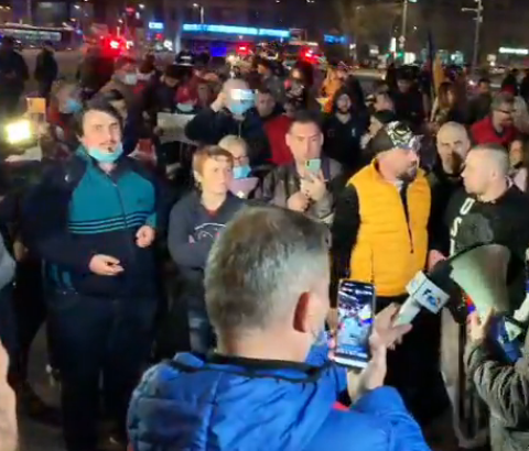 A cincea zi de proteste în Capitală și în alte orașe din țară. „Libertate” şi „Demisia” au strigat manifestanţii în Piața Universității