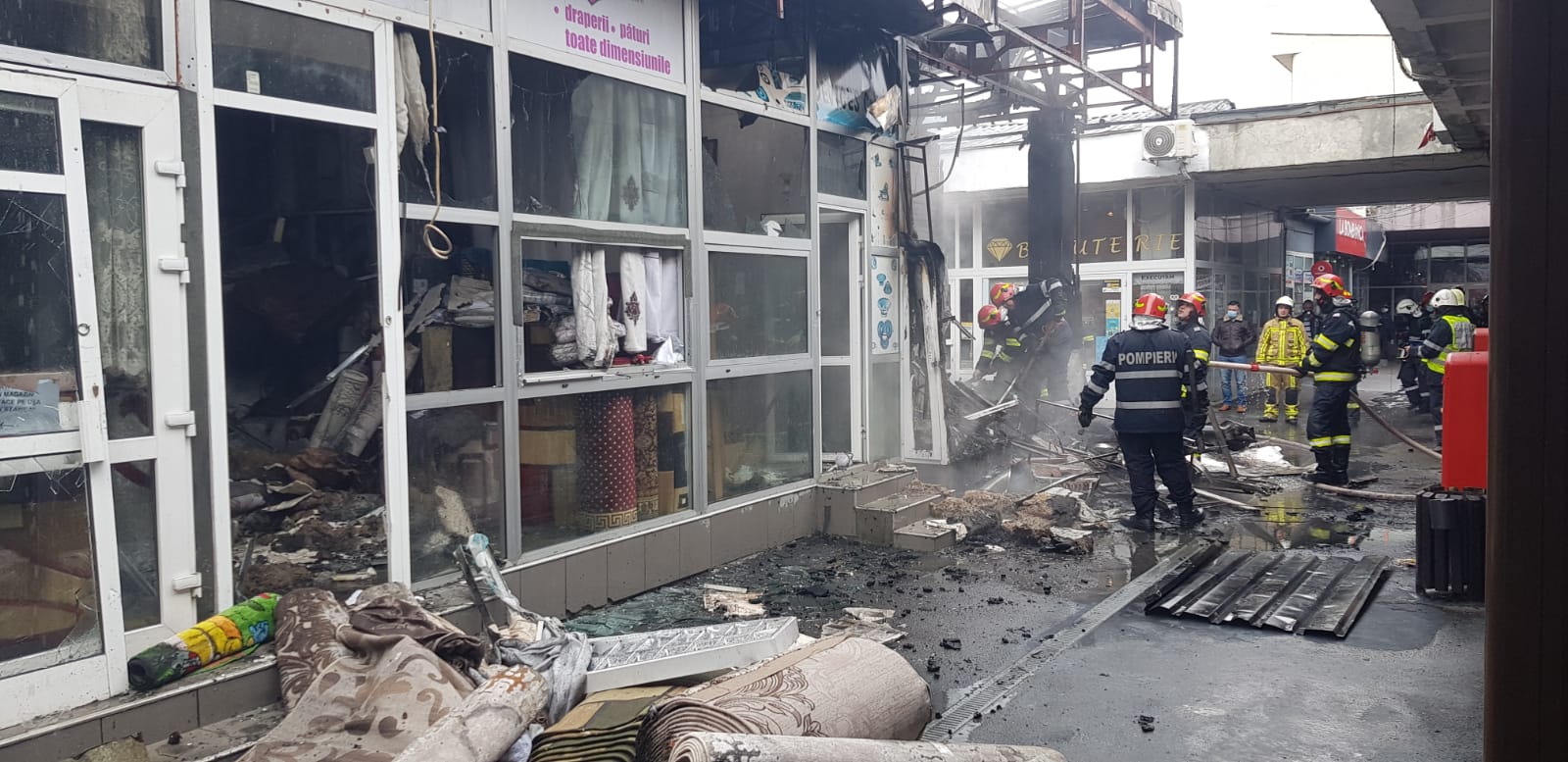 Incendiu la un magazin cu haine din Piața Veteranilor, în Sectorul 6