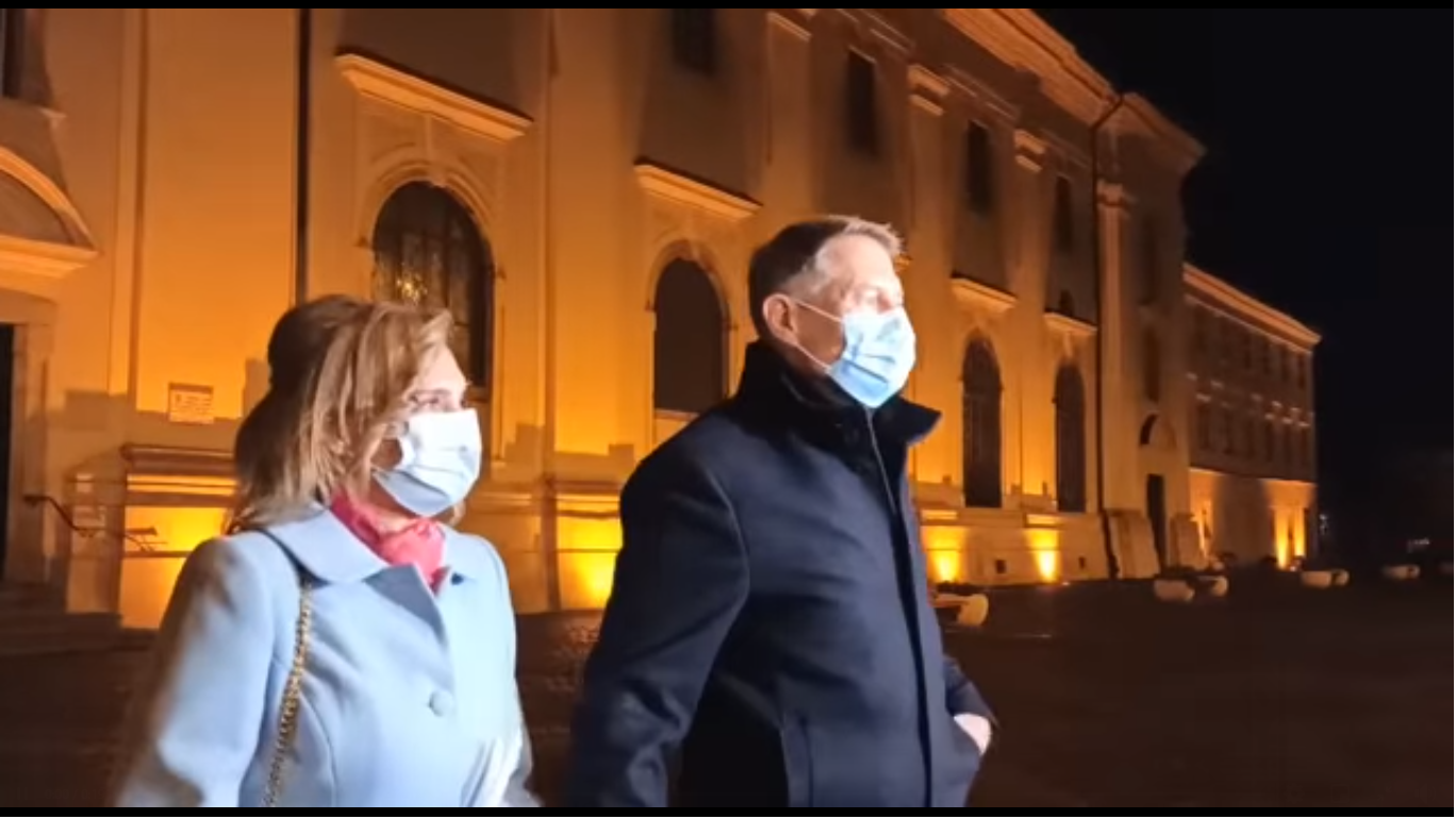 Klaus Iohannis participă la Slujba de Înviere la o biserică din centrul Sibiului Klaus Iohannis participă la Slujba de Înviere la o biserică din centrul Sibiului