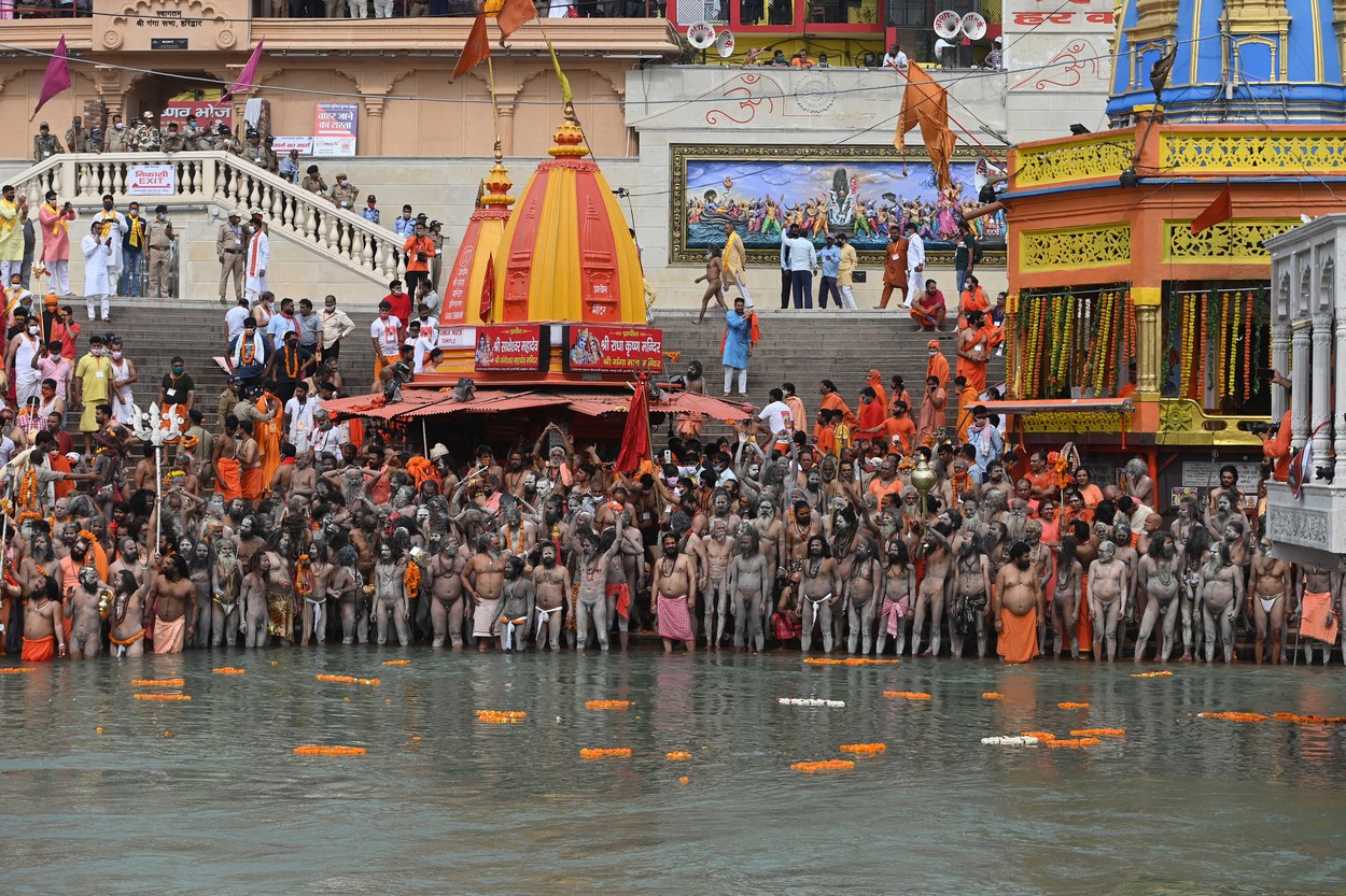 Festivalul hindus de pe malul Gangelui a devenit un focar de COVID-19. Zeci de lideri religioși s-au îmbolnăvit, iar numărul cazurilor crește alarmant