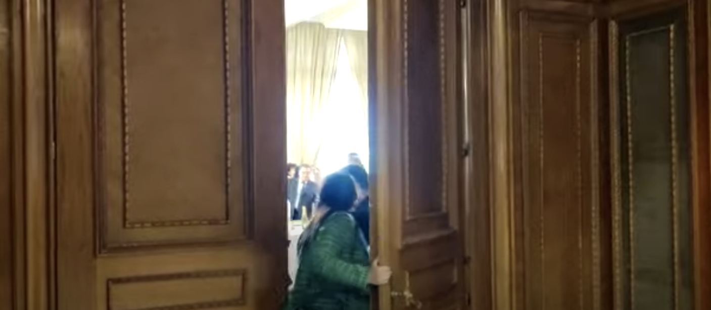 VIDEO. Petrecere fără mască, de ziua lui Ludovic Orban, la Parlament 