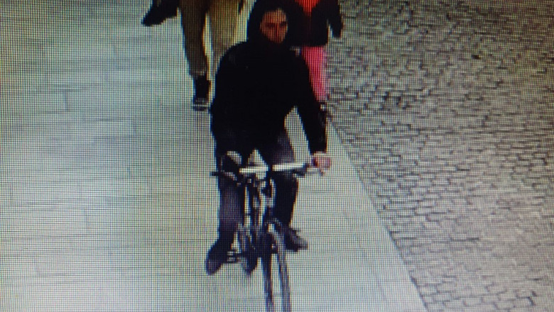 Un biciclist care a lovit o fetiță de 2 ani este căutat de polițiști. Aceasta a ajuns la spital