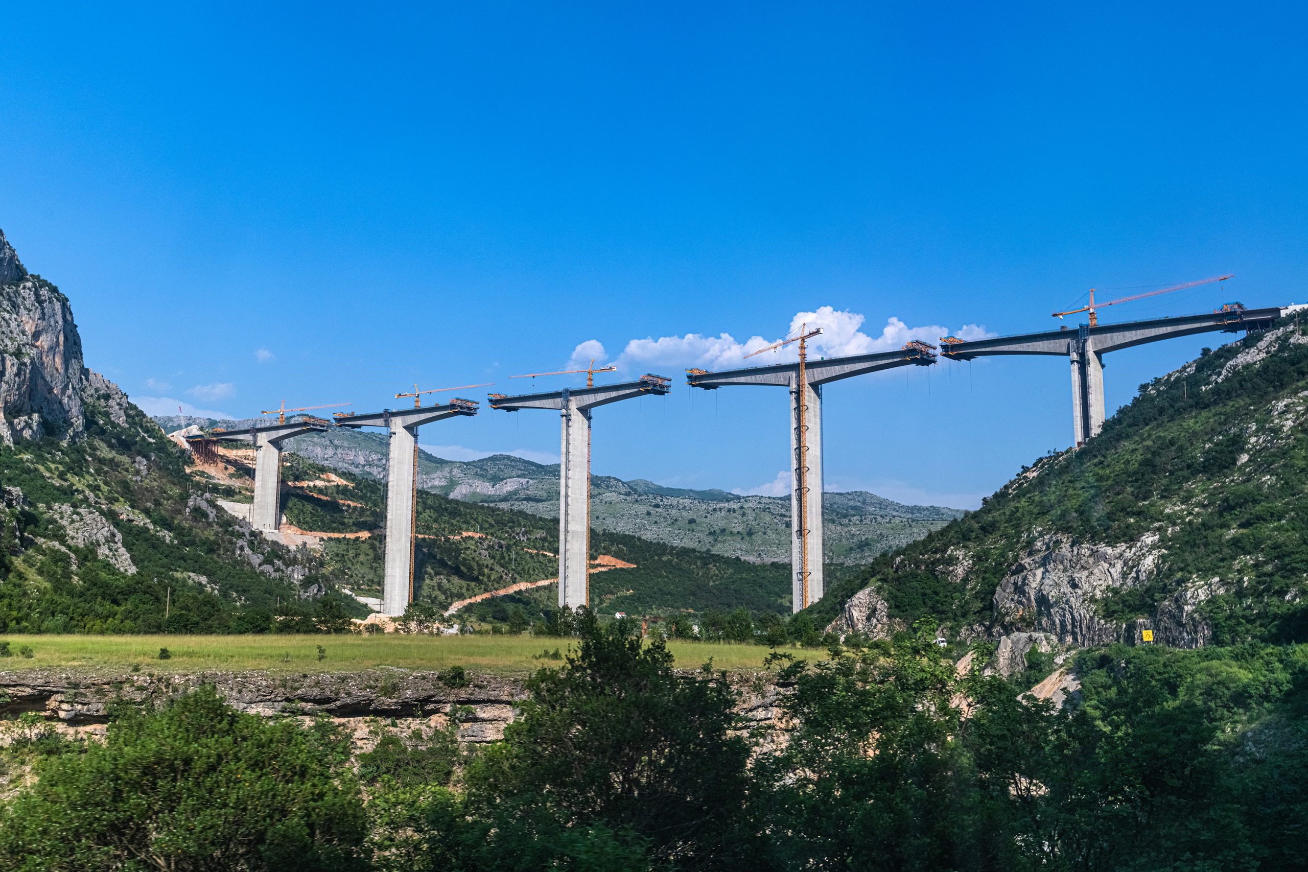 Țara din Balcani care riscă să intre în faliment din cauza unei autostrăzi finanțate cu bani împrumutați de la China. Autoritățile cer ajutorul UE