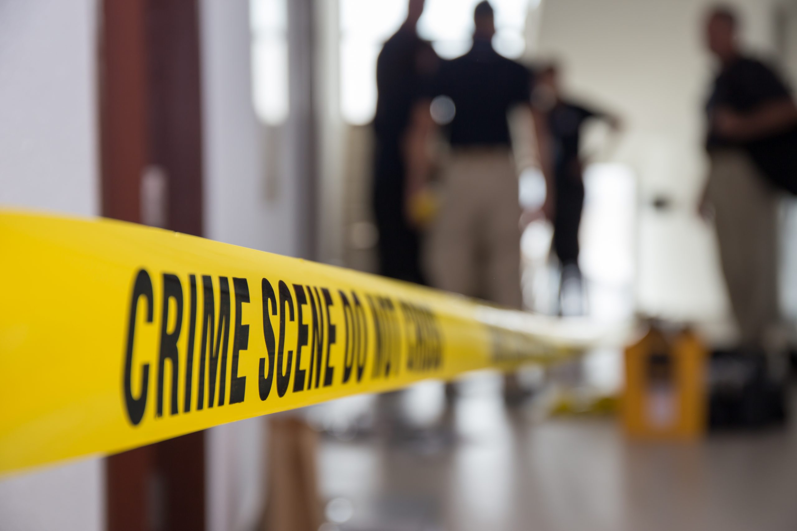 Tânăr în vârstă de 35 de ani, găsit mort cu două cuțite în piept, în zona unei pălincării. Suspectul a fost transportat la spital