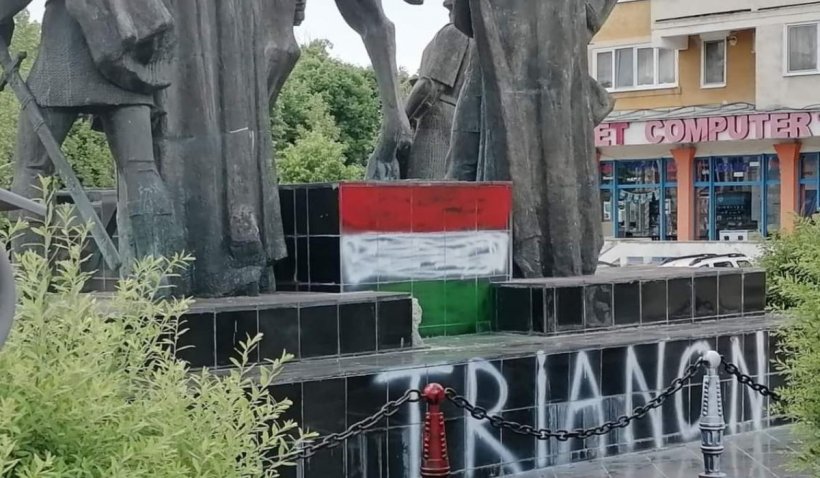 Statuia lui Mihai Viteazul din Sfântu Gheorghe a fost vopsită în culorile Ungariei
