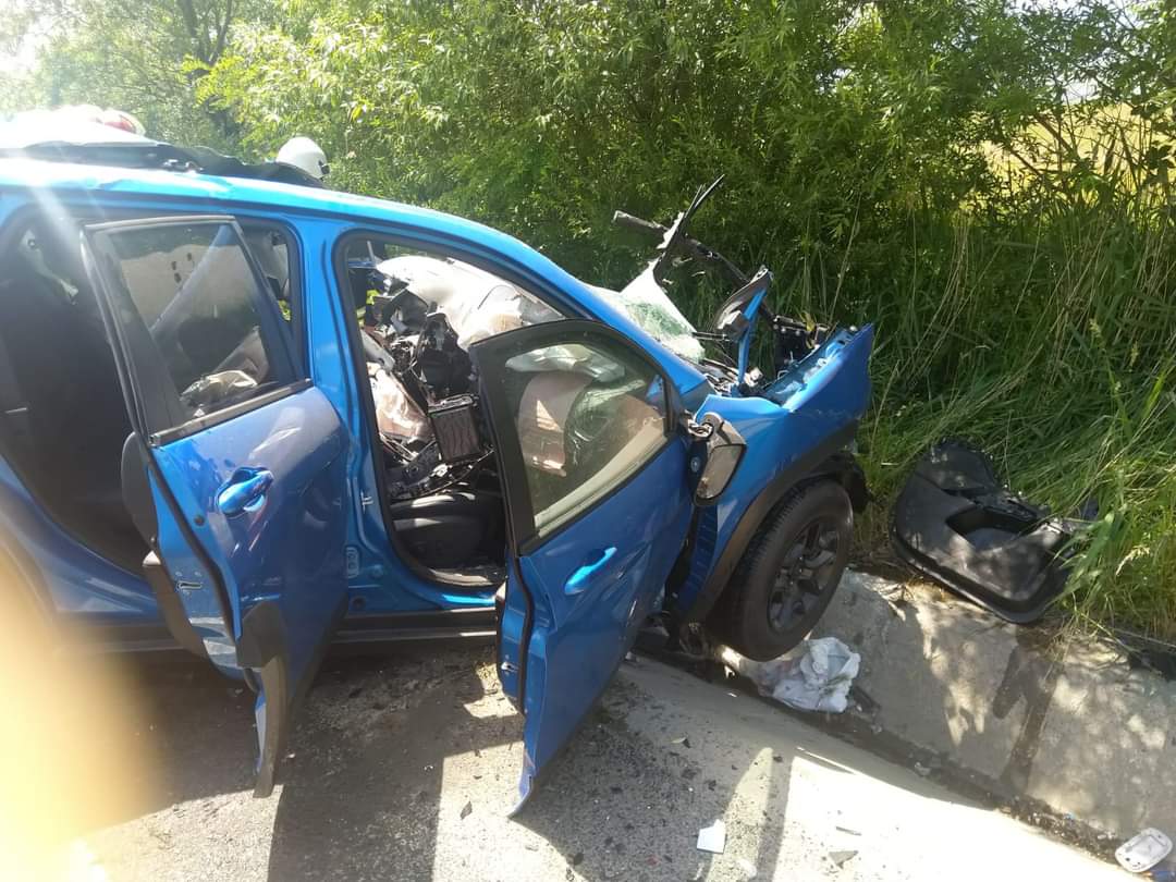 Șoferul unei mașini de teren a murit, după ce a lovit un camion cu lemne Șoferul unei mașini de teren a murit, după ce a lovit un camion cu lemne