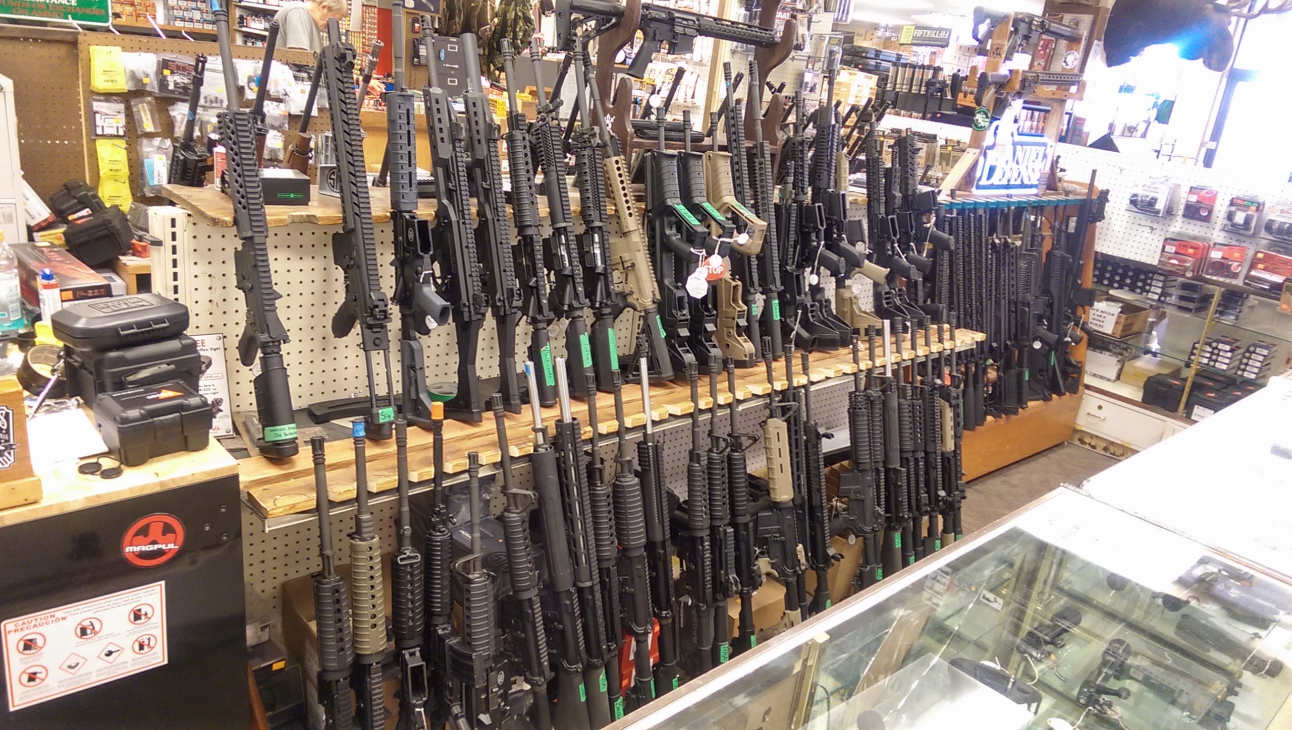 California permite utilizarea armelor de asalt. Un judecător compară puşca semiautomată AR-15 cu briceagul elvețian