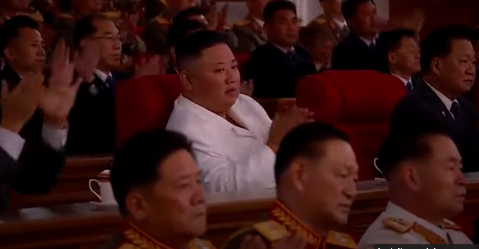 Dictatorul nord-coreean Kim Jong-Un a afișat o schimbare dramatică de look la un concert oficial. Cetățenii se declară „devastați” de cât de slab a ajuns (FOTO, VIDEO)