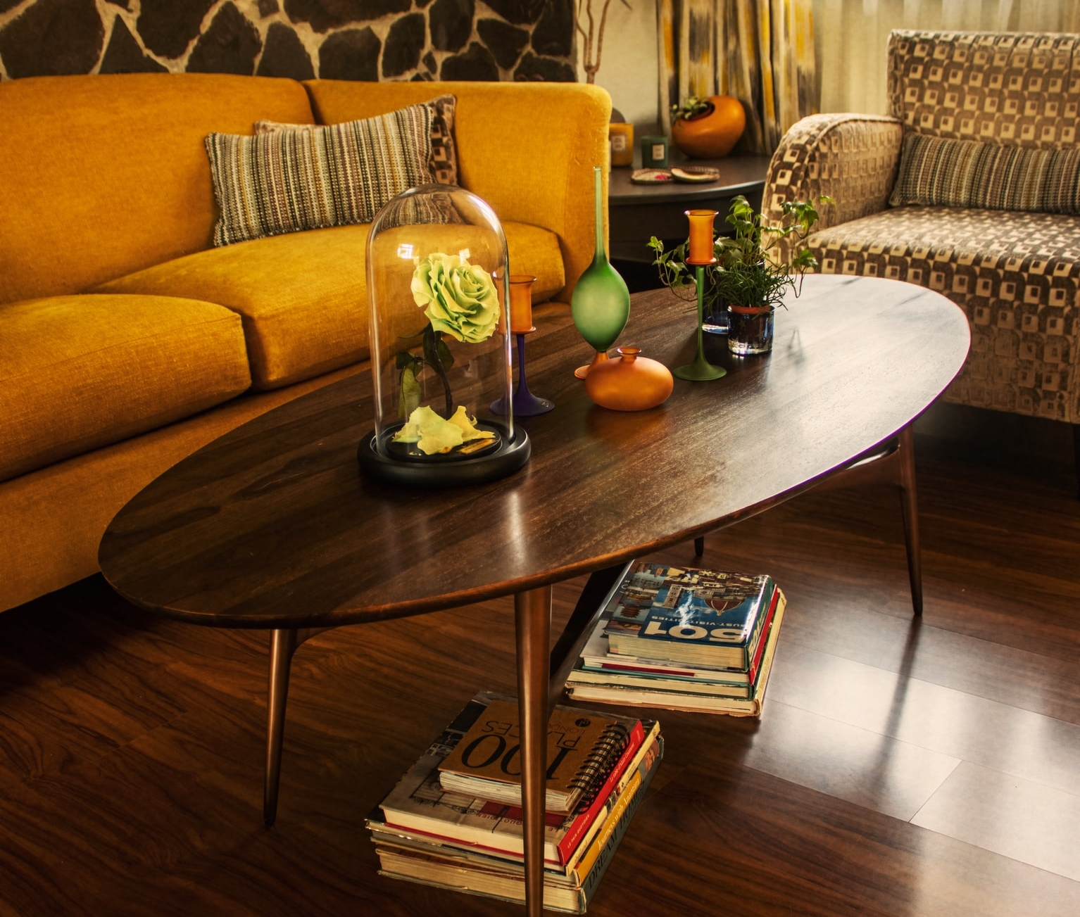 Avantajele meselor din lemn masiv pentru living