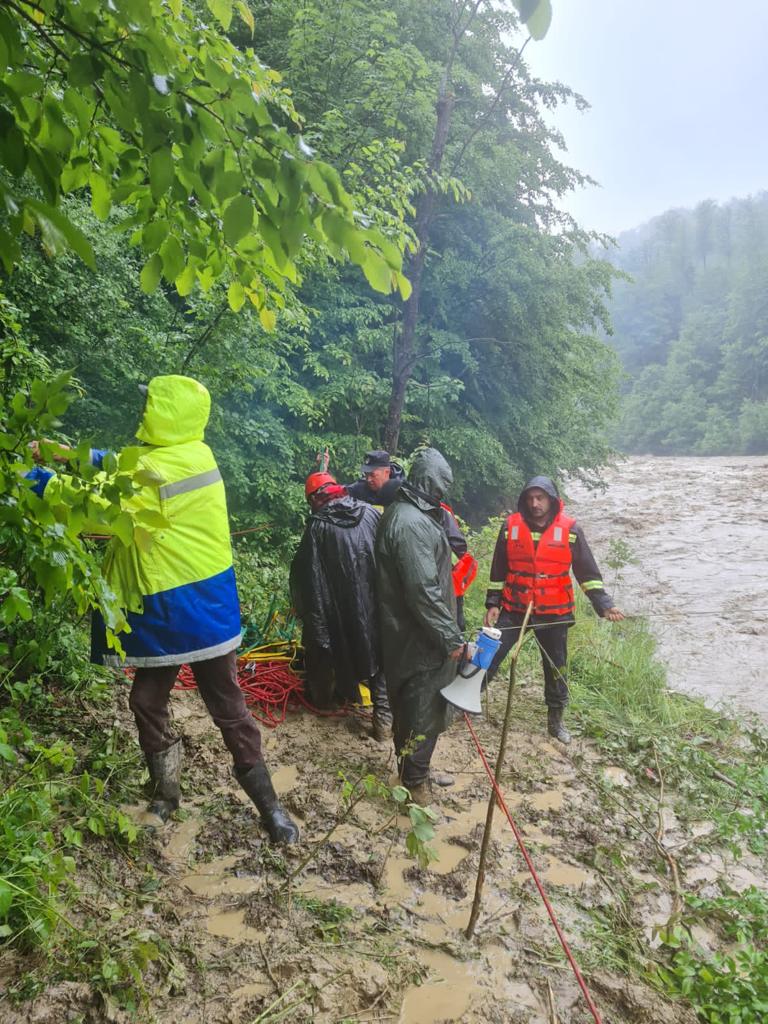 Imagini de la operațiunea de salvare a celor 12 muncitori din Vrancea