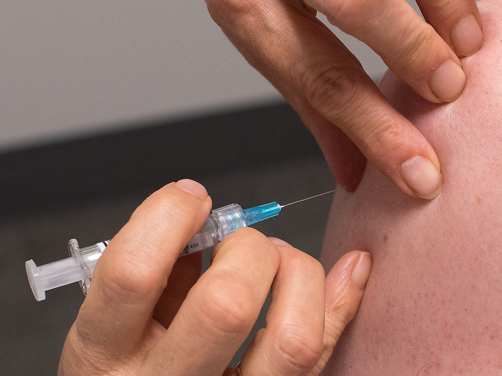 Țara care își amenință cetățenii cu închisoarea dacă nu se vaccinează