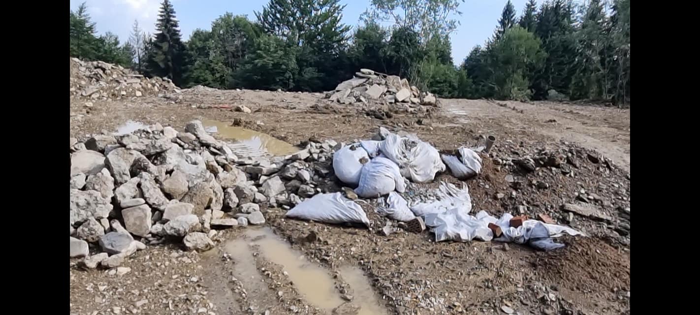 Am descoperit o groapă de gunoi în Parcul Național Bucegi