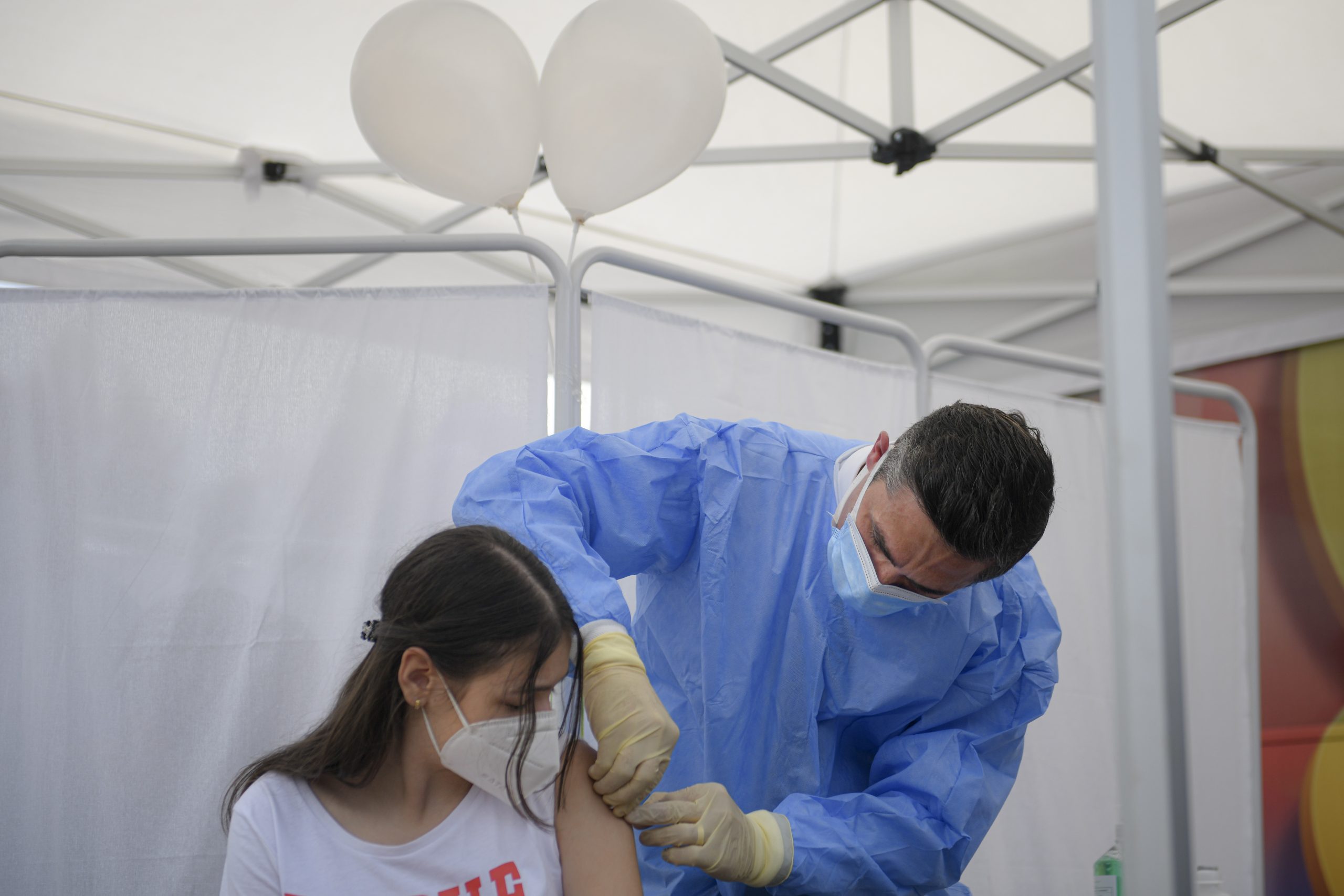 Oamenii vor reveni la vaccin în valul al patrulea