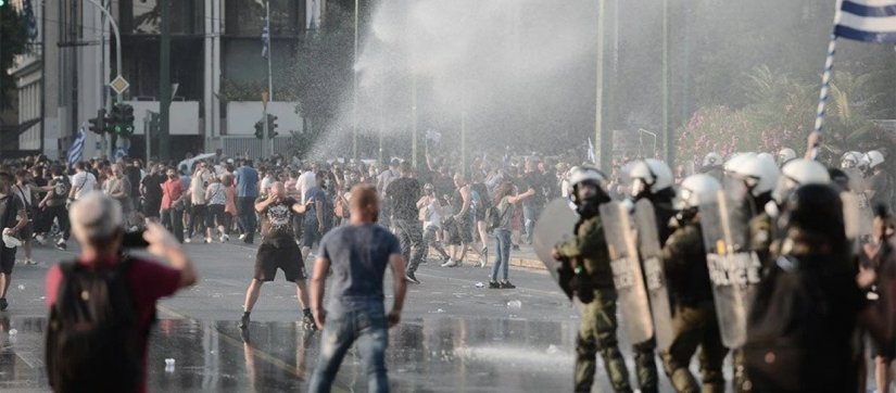 Peste 1.500 de persoane protestează în Atena împotriva vaccinării. Poliția a folosit gaze lacrimogene și tunuri de apă pentru a dispersa mulțimea