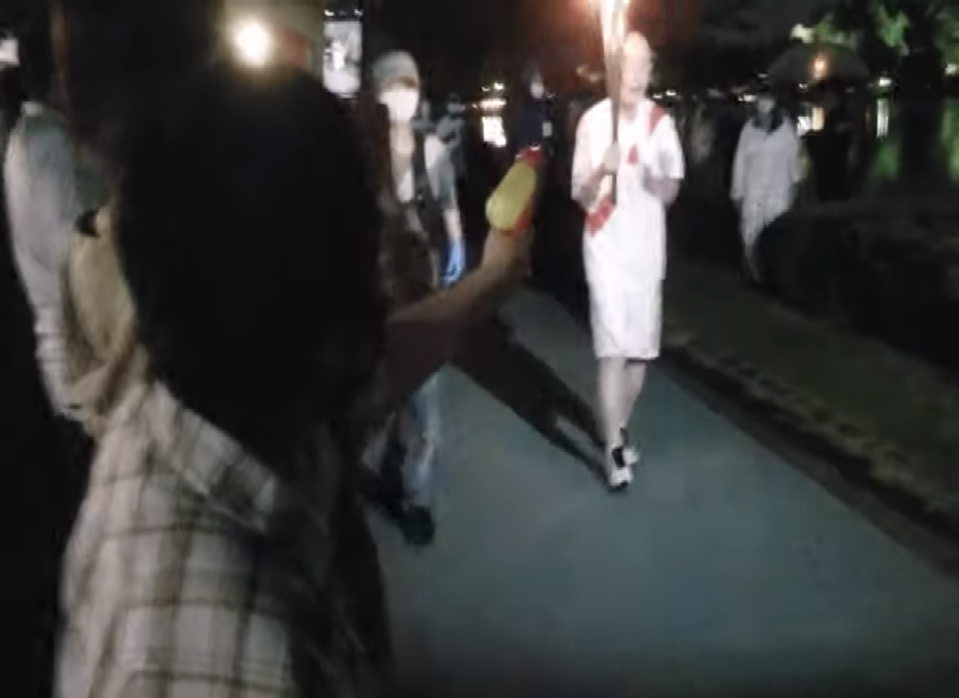 O femeie a încercat să stingă flacăra olimpică cu un pistol cu apă. Motivul pentru care a recurs la acest gest (VIDEO)