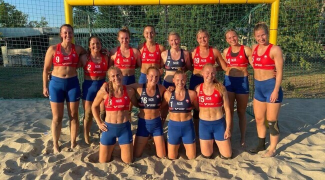 Fetele din echipa de handbal pe plajă a Norvegiei, amendate pentru că nu au jucat în bikini