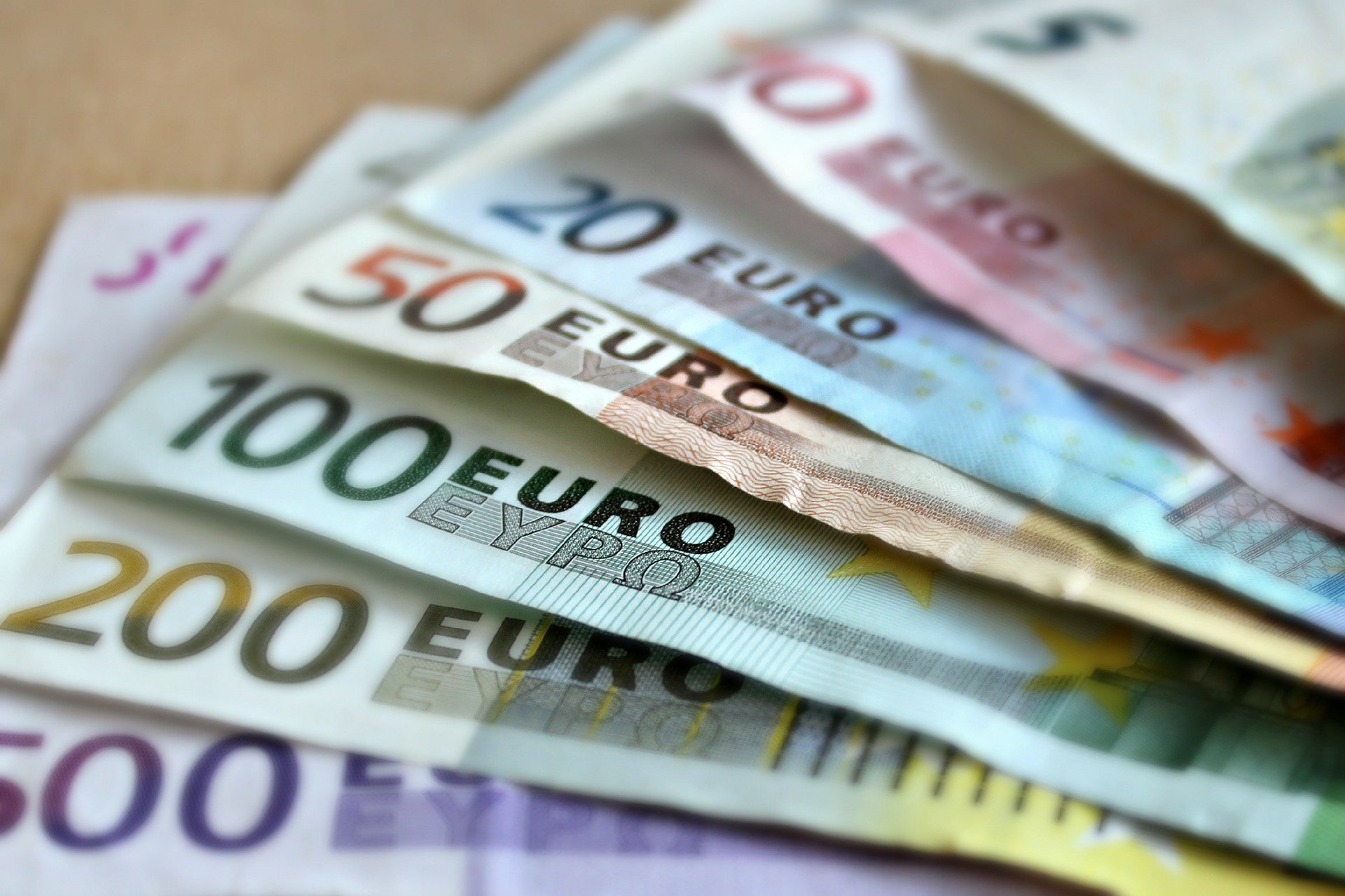 Trecerea la euro, susținută de 75% dintre români