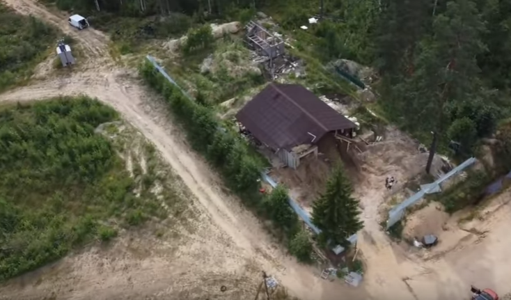 Închisoare secretă, descoperită în subsolul unei cabane din Rusia