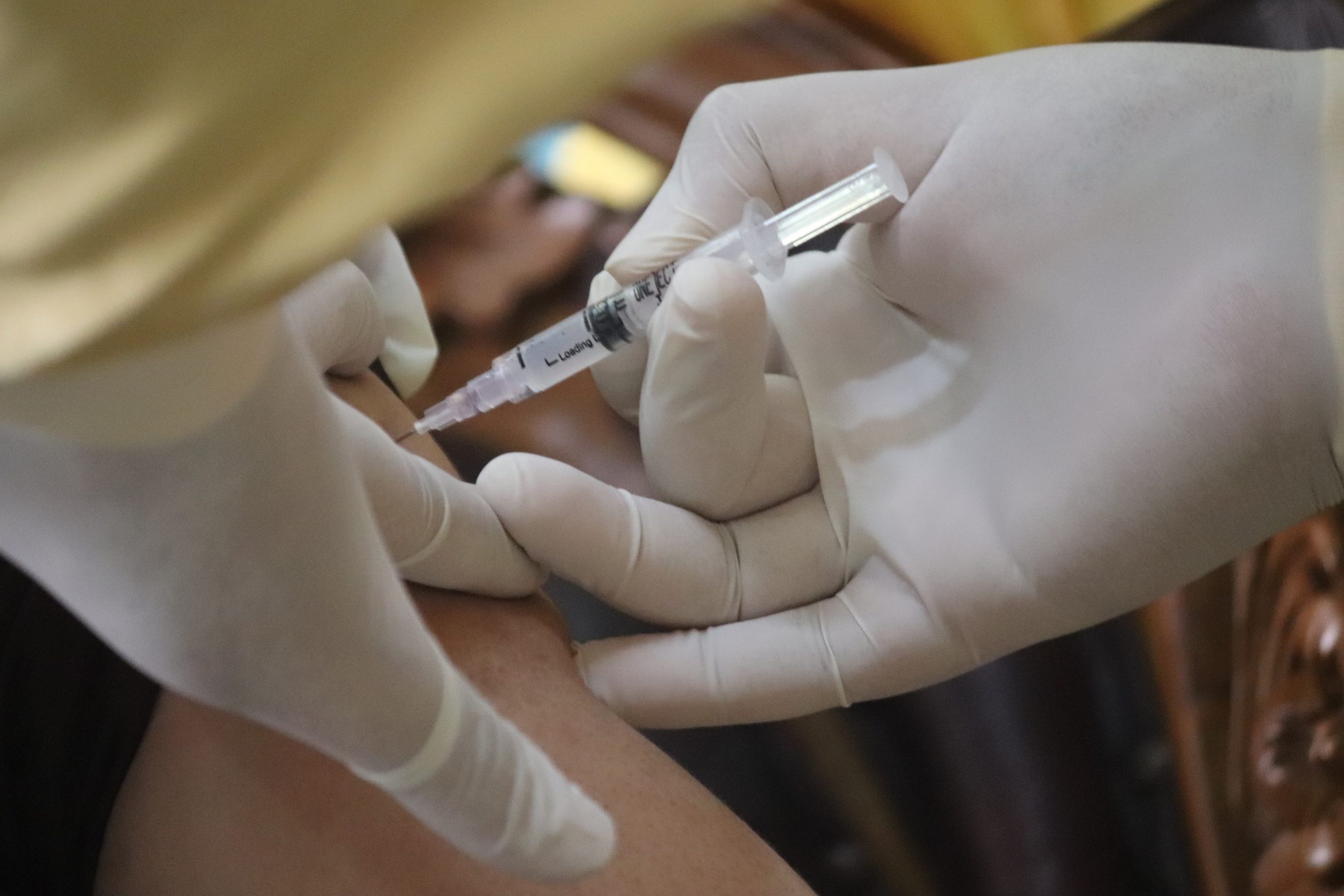 Statele Unite analizează dacă a treia doză de vaccin anti-Covid-19 ar putea provoca efecte secundare grave