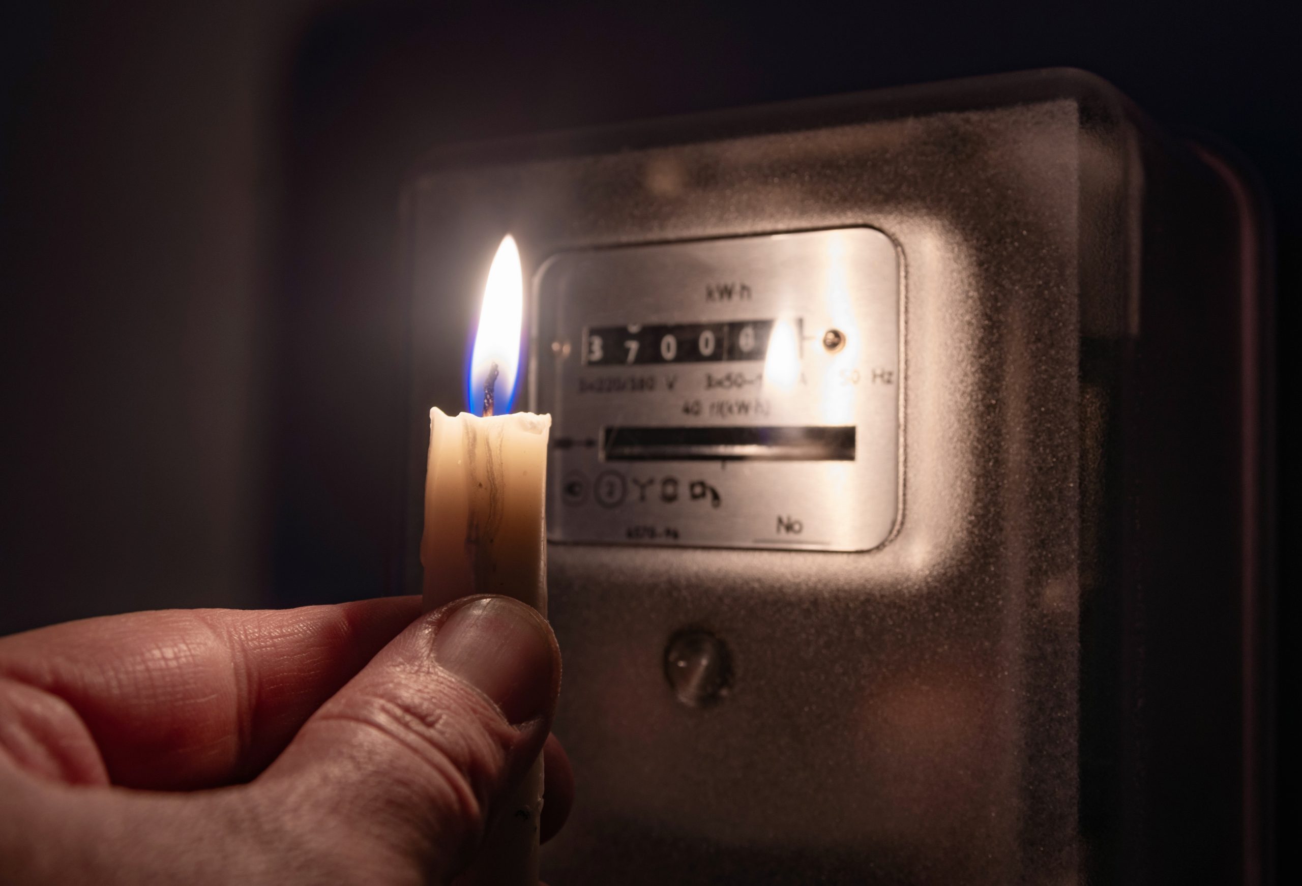 Numărul românilor care au avut probleme cu energia electrică a crescut de aproape patru ori în 2020, la fel și nivelul compensațiilor primite