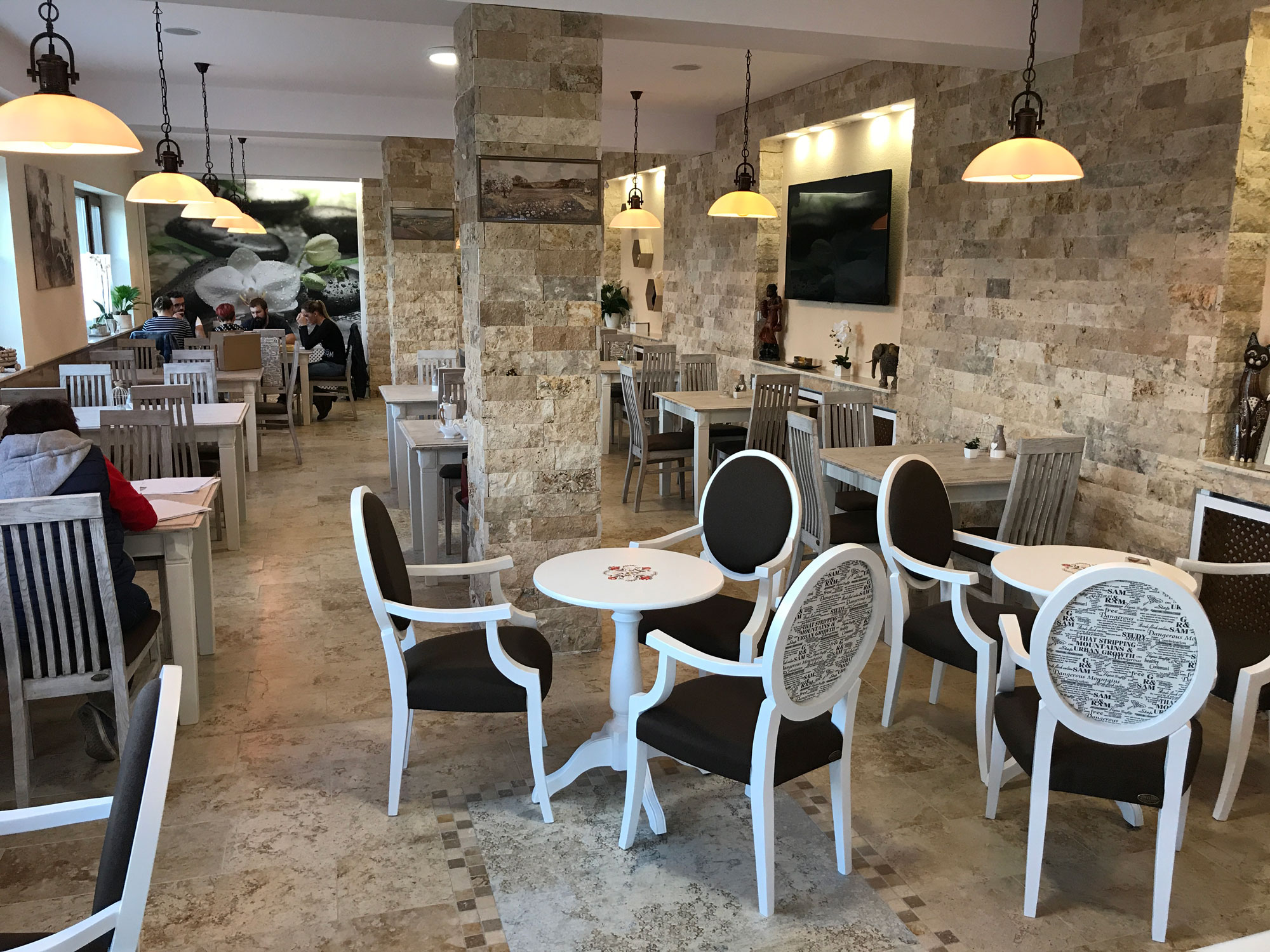 Etapele de care să ții cont atunci când alegi scaune restaurant
