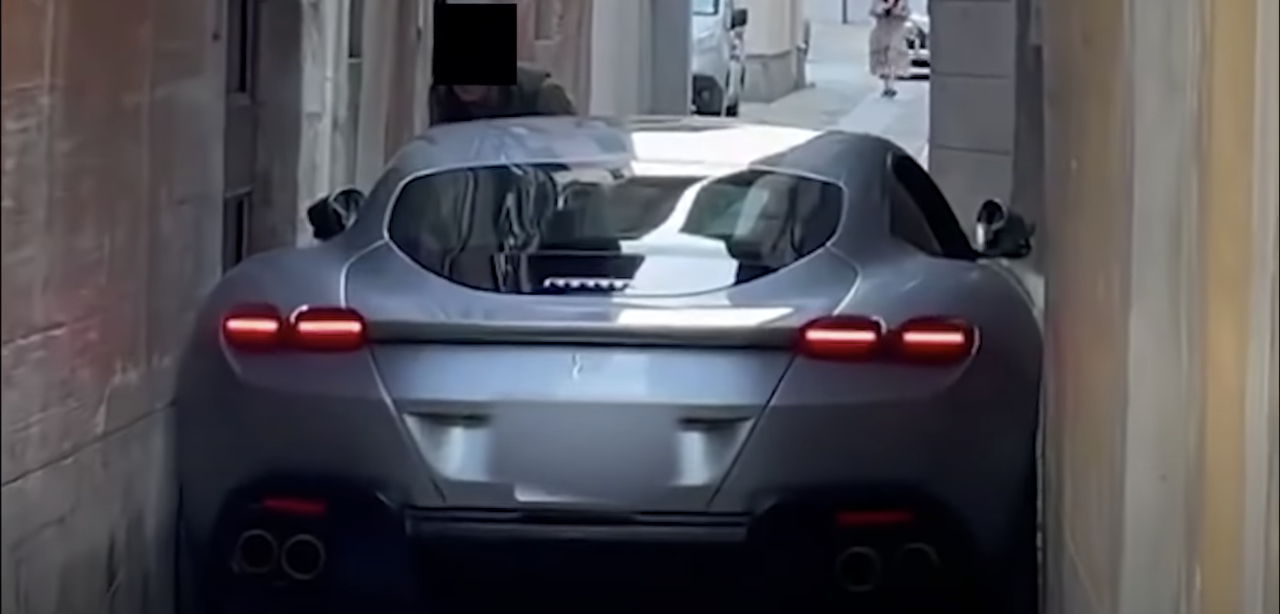 VIDEO. Un Ferrari de 200.000 de euro a rămas blocat pe o străduță îngustă
