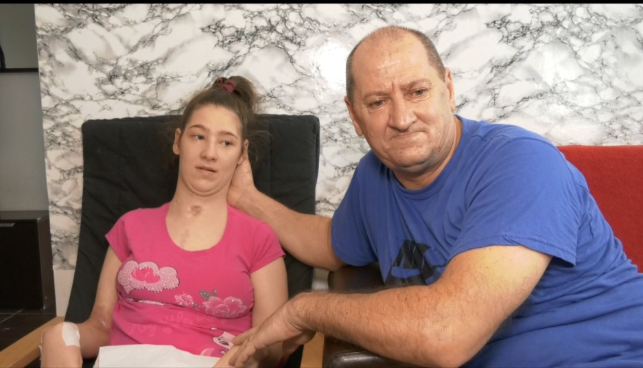 Cristina a rămas ”ca un bibelou”, doar respiră, plânge și râde. „Am mers să o operez la inimă și acum are creierașul negru”