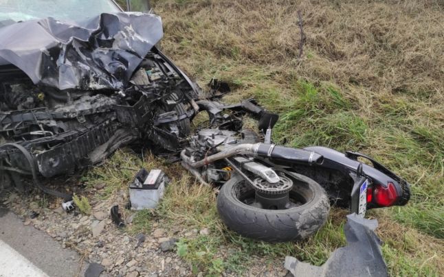 O depășire neatentă a unui șofer a dus la moartea unui motociclist. VIDEO