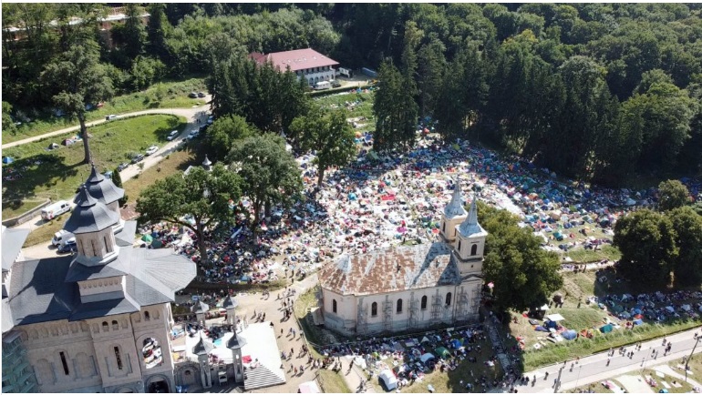 Peste 10.000 de oameni la pelerinajul de Sfânta Maria de la Mănăstirea Nicula, ca înainte de pandemie (VIDEO)