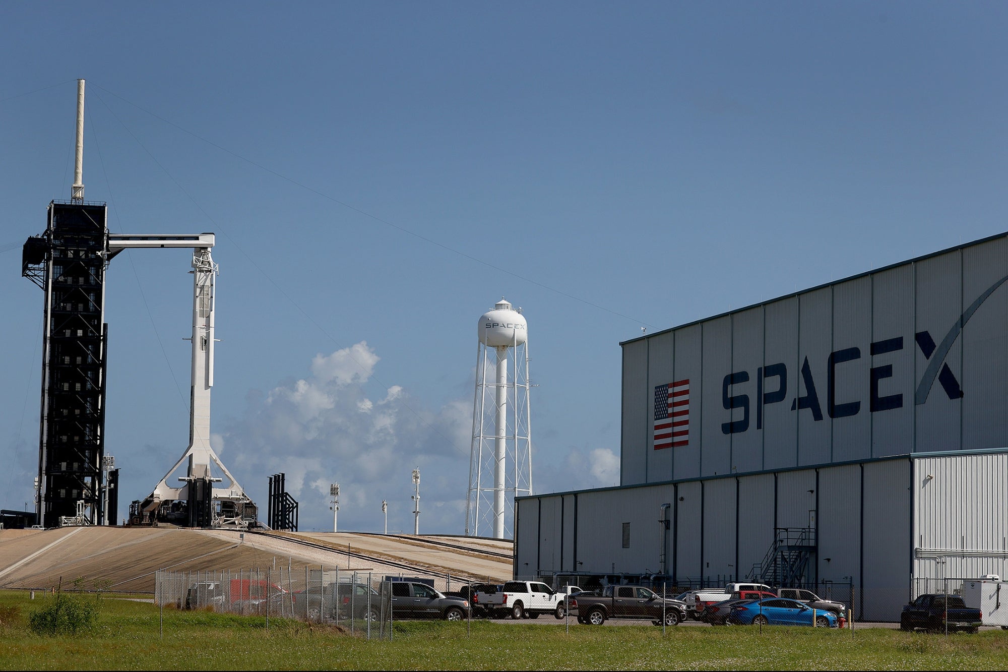 SpaceX trimite primul echipaj civil în spațiu. Cine sunt persoanele care scriu istorie