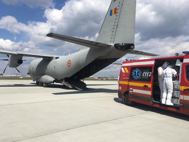 Patru bolnavi de Covid-19, transferați de la București la Târgu Mureș