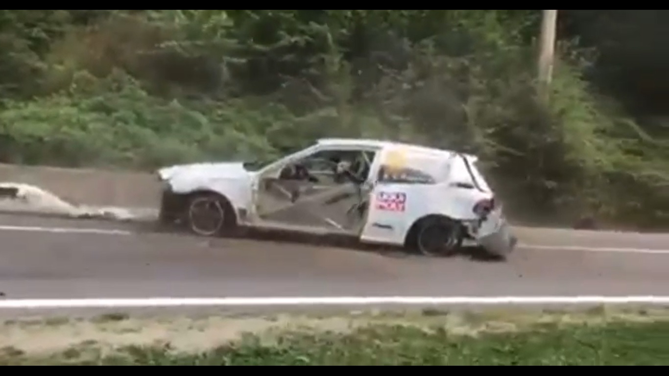 Accident la Raliul Câmpulungului. O mașină a zburat prin aer
