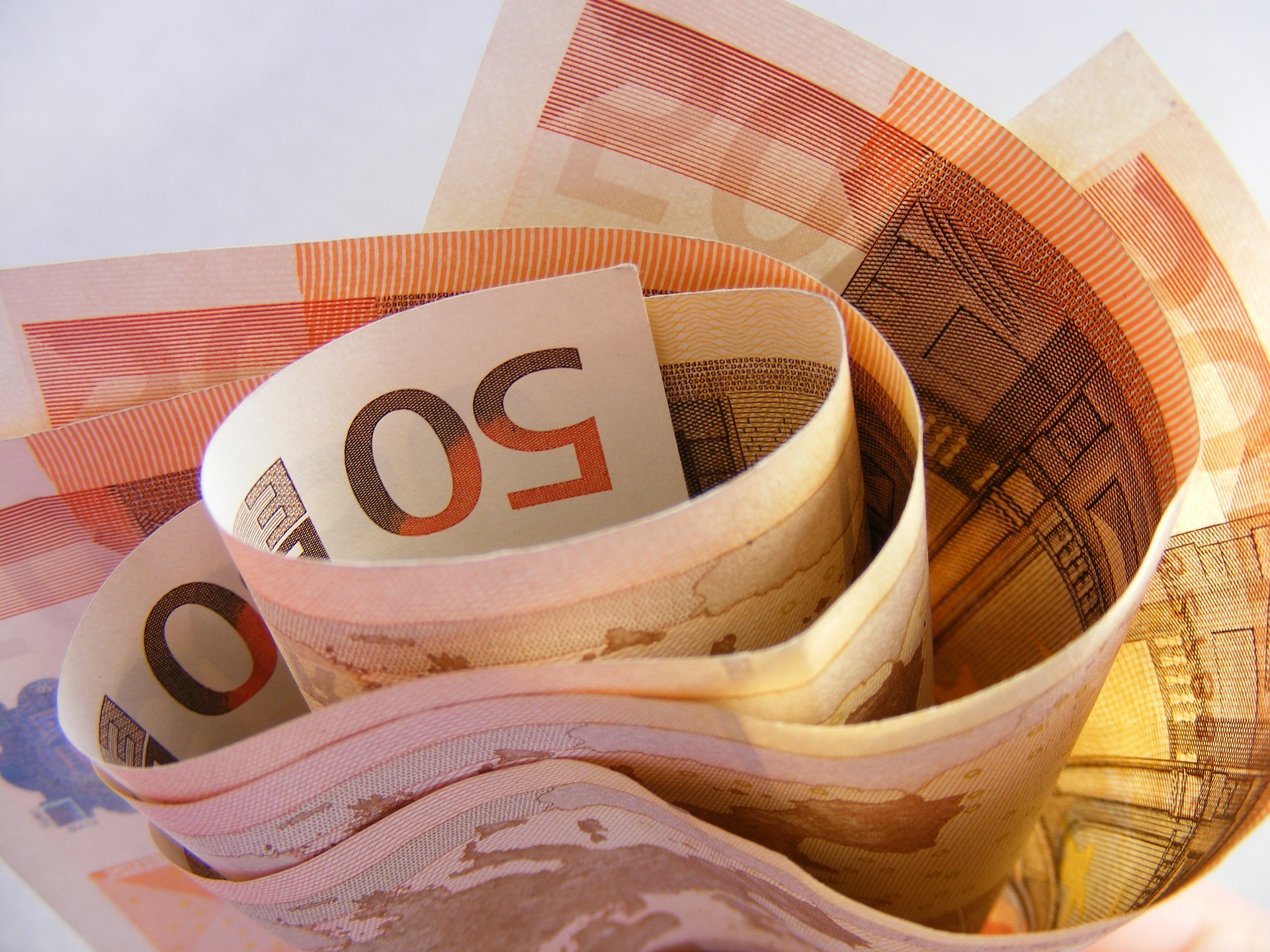 Euro a atins un nou maxim istoric în raport cu leul