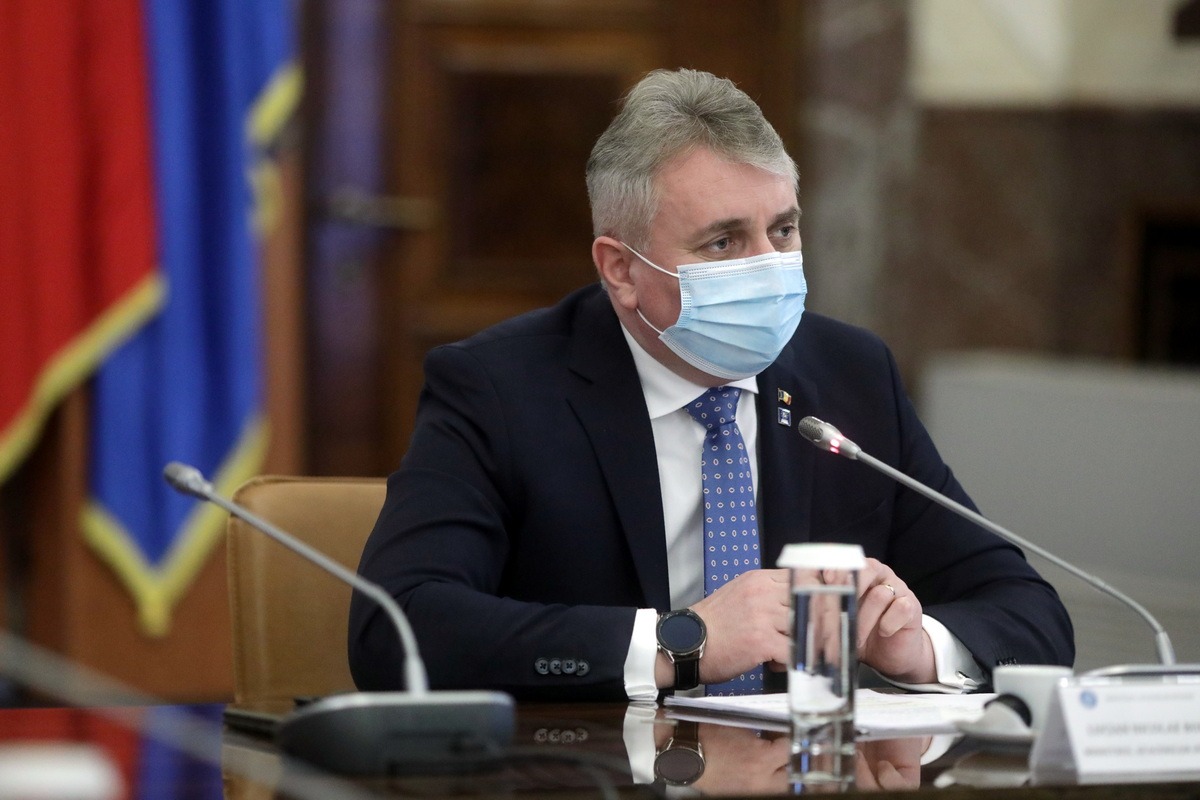Dezbaterea celor două moţiuni este parazitată de acest scandal din coaliţie