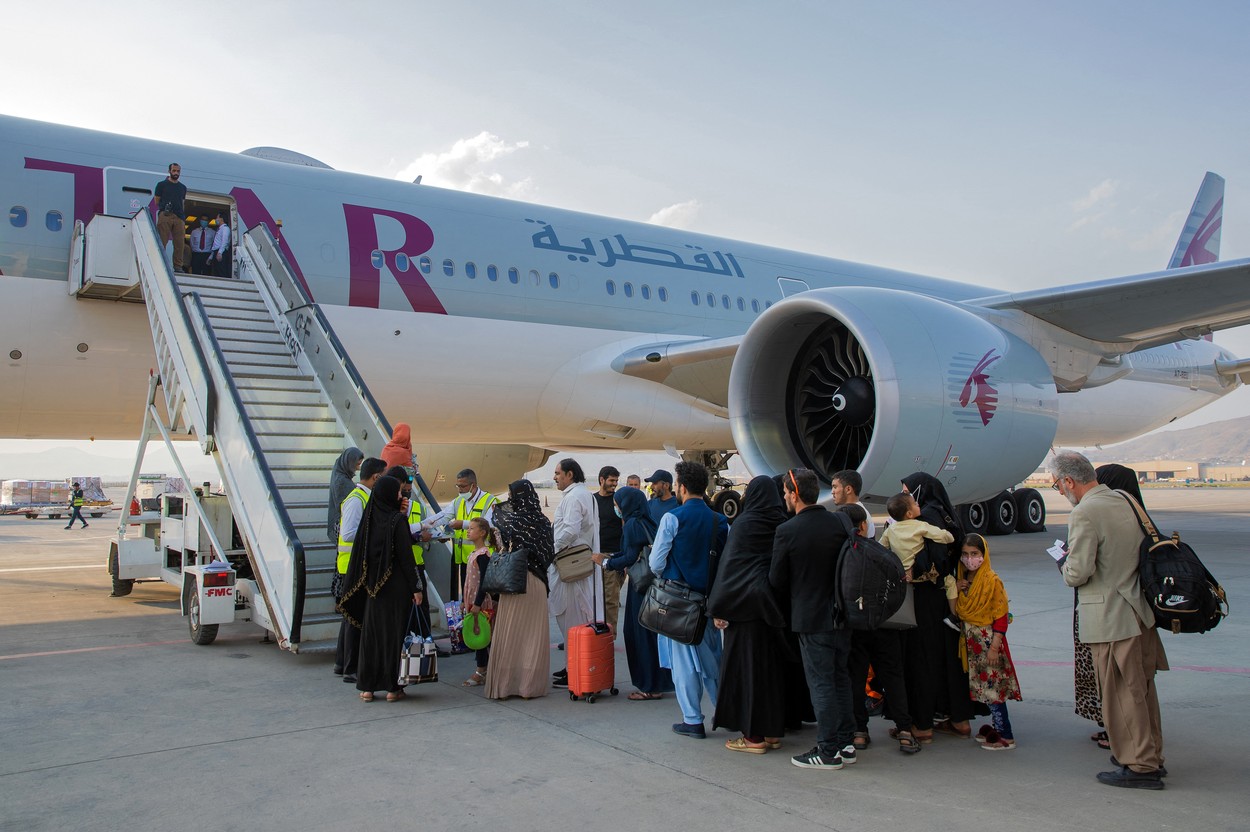 Un nou avion care transportă civili din Afganistan spre Qatar a decolat de la Kabul