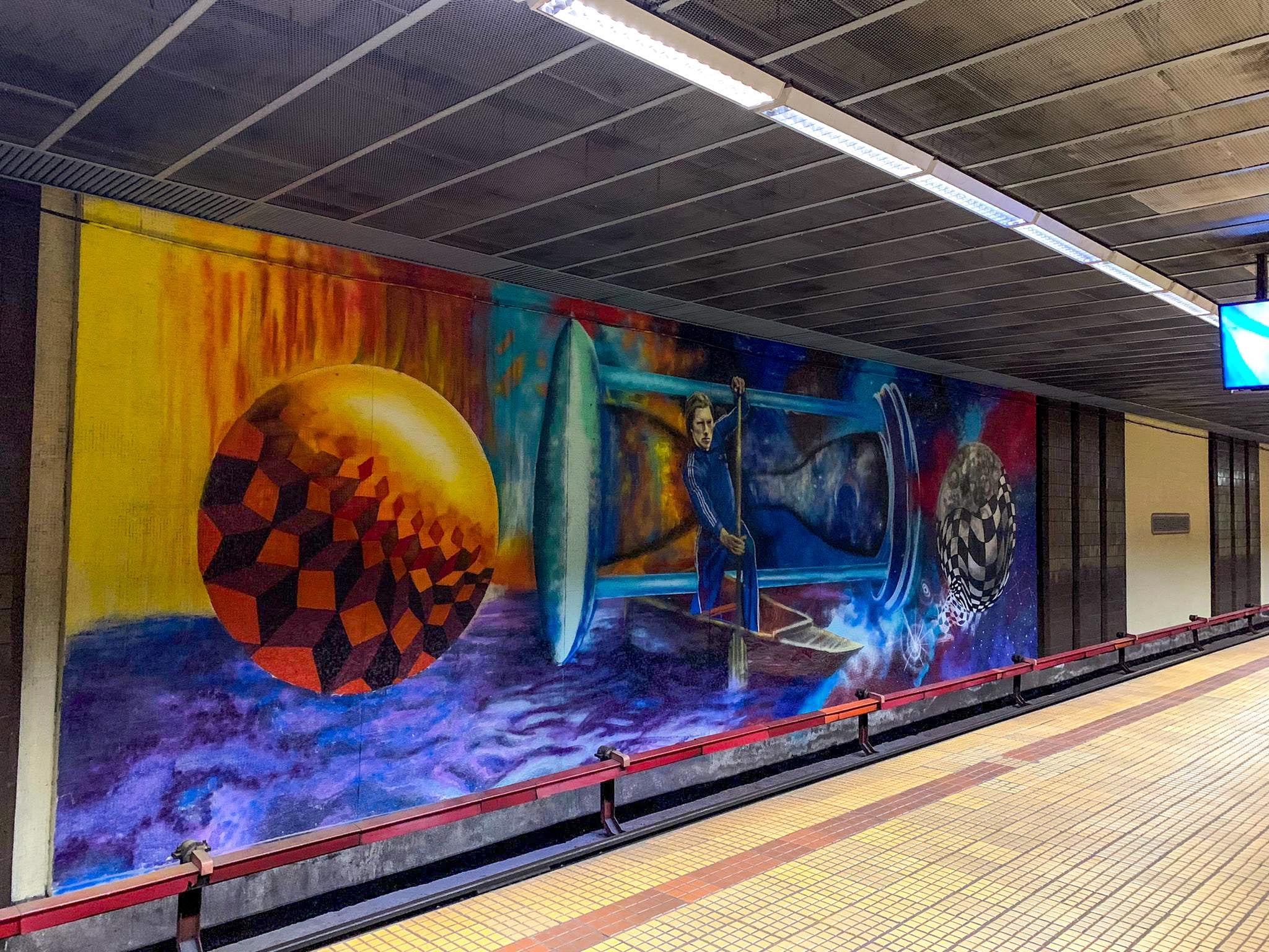 desen mural în staţia de metrou Ştefan cel Mare
