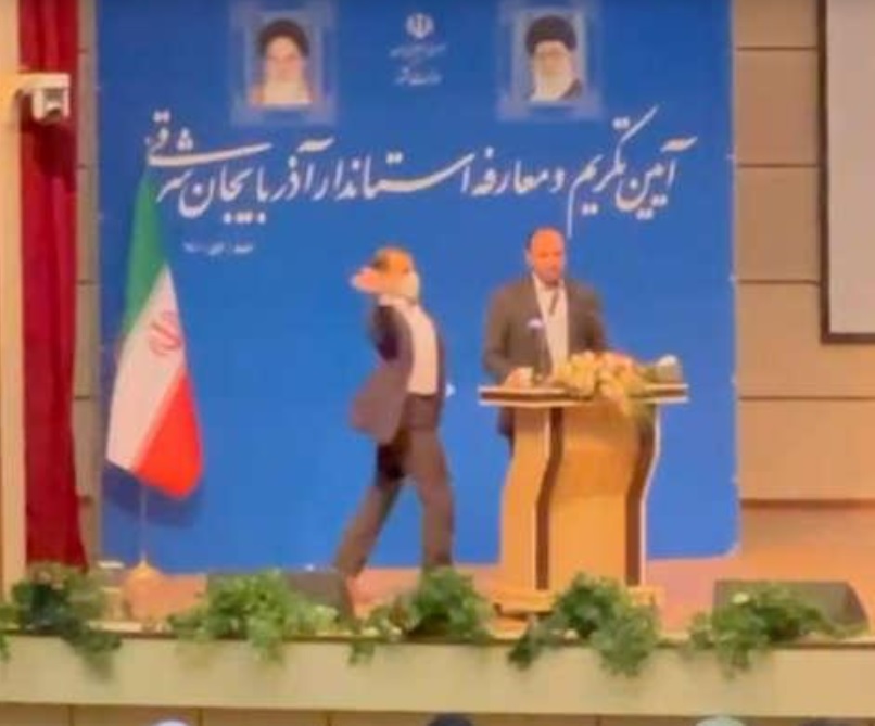 Un guvernator din Iran, pălmuit în timpul unui discurs de un bărbat supărat că la o clinică vaccinarea femeilor nu era făcută tot de o femeie ci de un bărbat
