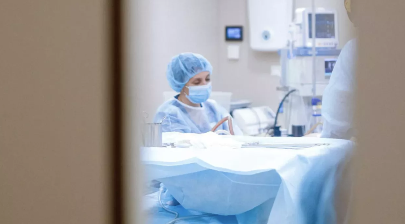 Medicii români sunt nevoiți să prioritizeze la ATI pacienții tineri, cu șanse mai mari de supraviețuire. De ce este rata mortalității atât de mare în România