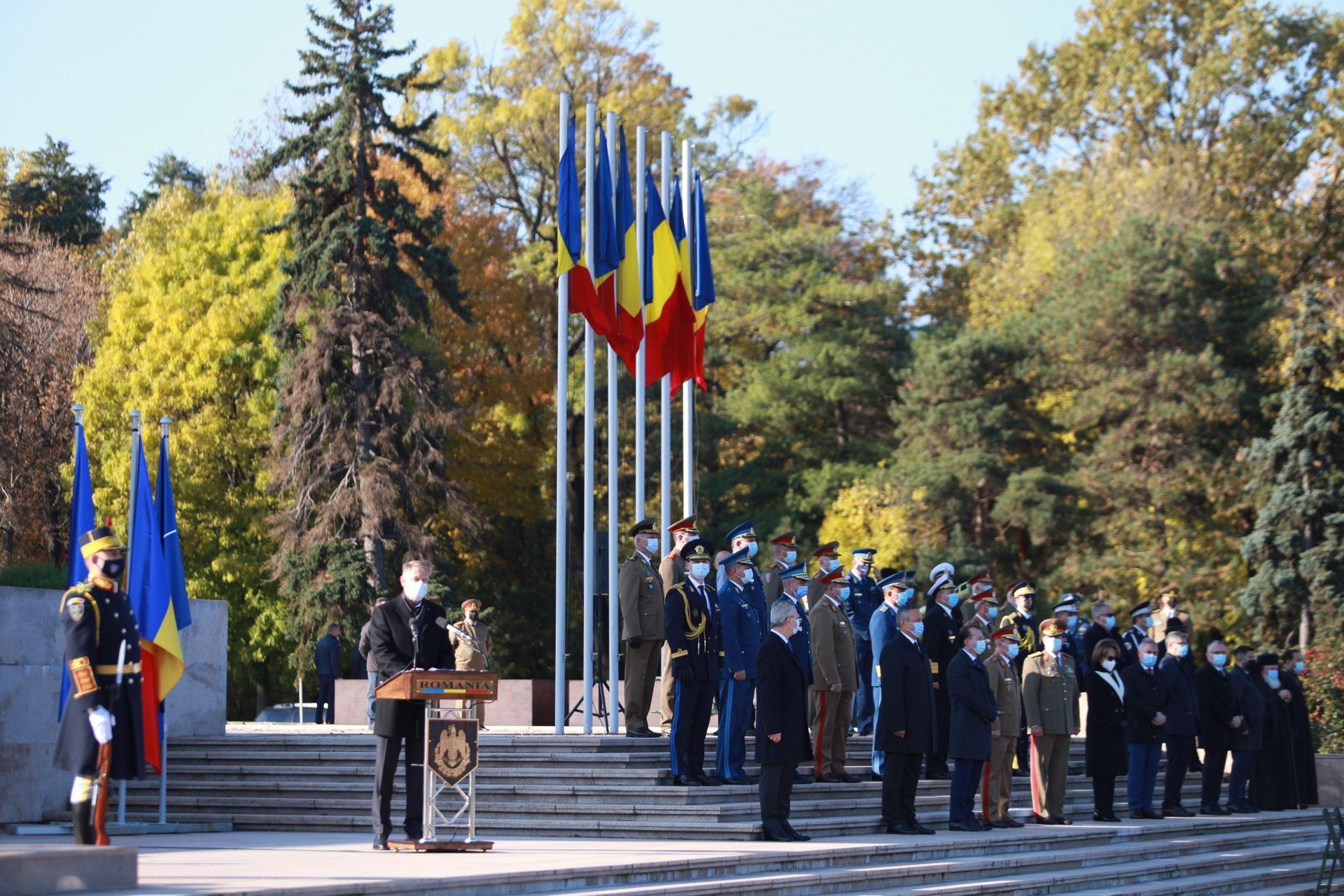 „Gândurile noastre merg către toți cei care au pus Țara mai presus de viața lor”