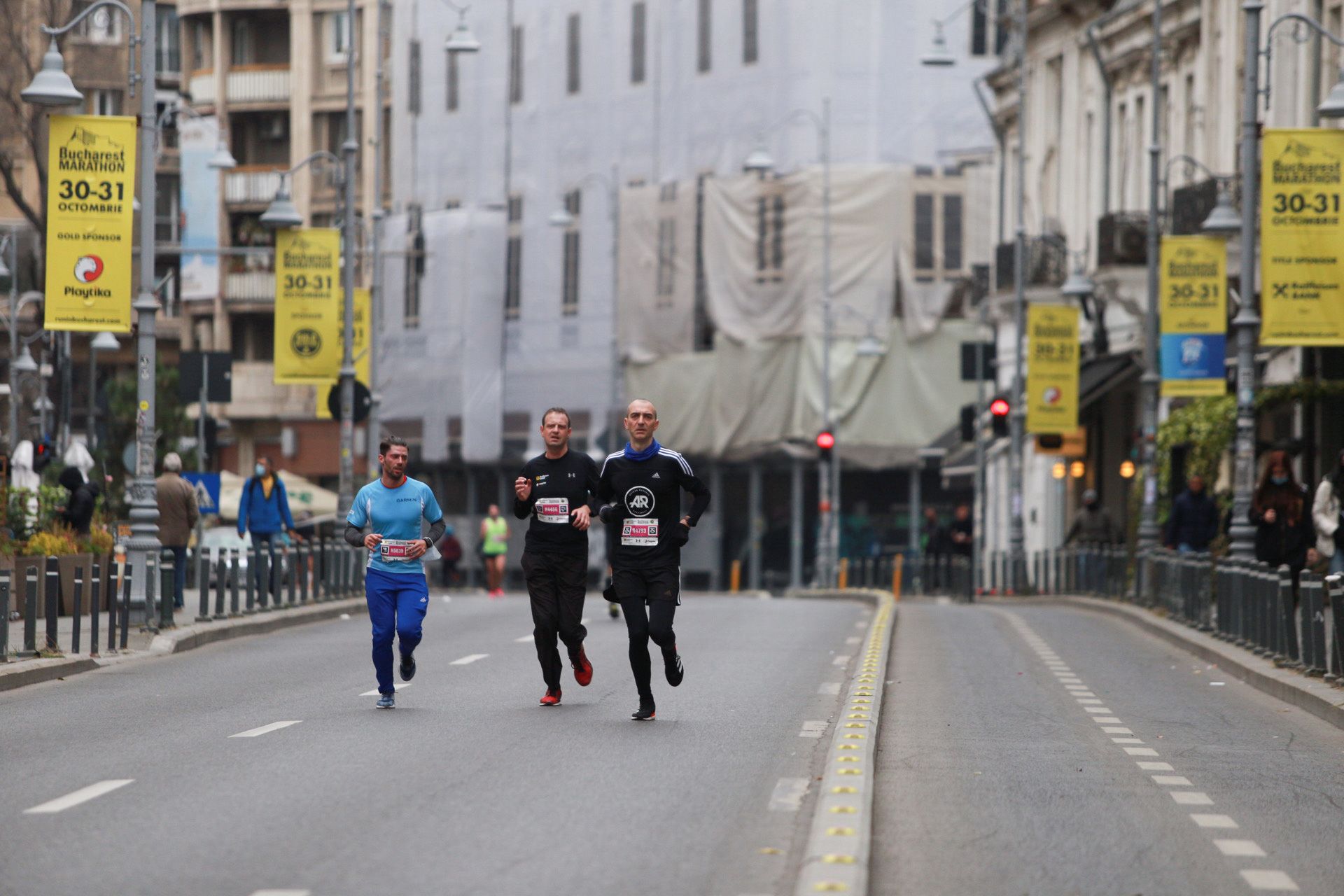 Alergătorii înscriși la Maratonul Internațional București au cucerit centrul Capitalei. Unde și până la ce oră sunt restricții rutiere