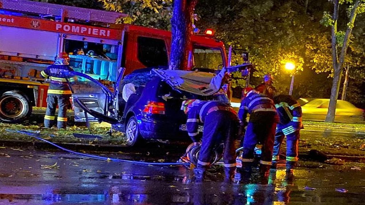 VIDEO| „Nu se poate descrie în cuvinte ce am văzut”. Adolescenți scoși din fiare, după ce un șofer de 19 ani a intrat cu mașina într-un copac, în București