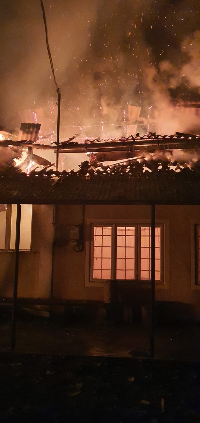 O femeie dintr-o comună ieșeană a fost găsită carbonizată, după ce casa i-a fost cuprinsă de un incendiu