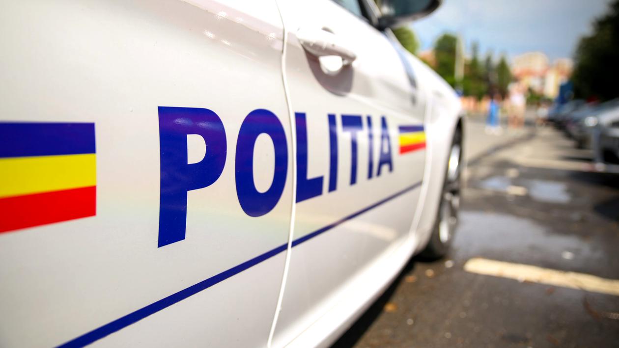 Caz șocant în București. Un tânăr s-a aruncat de la etaj, din apartamentul unor prieteni. Înainte de gestul fatal, bărbatul și-a bătut amicii și le-a distrus casa