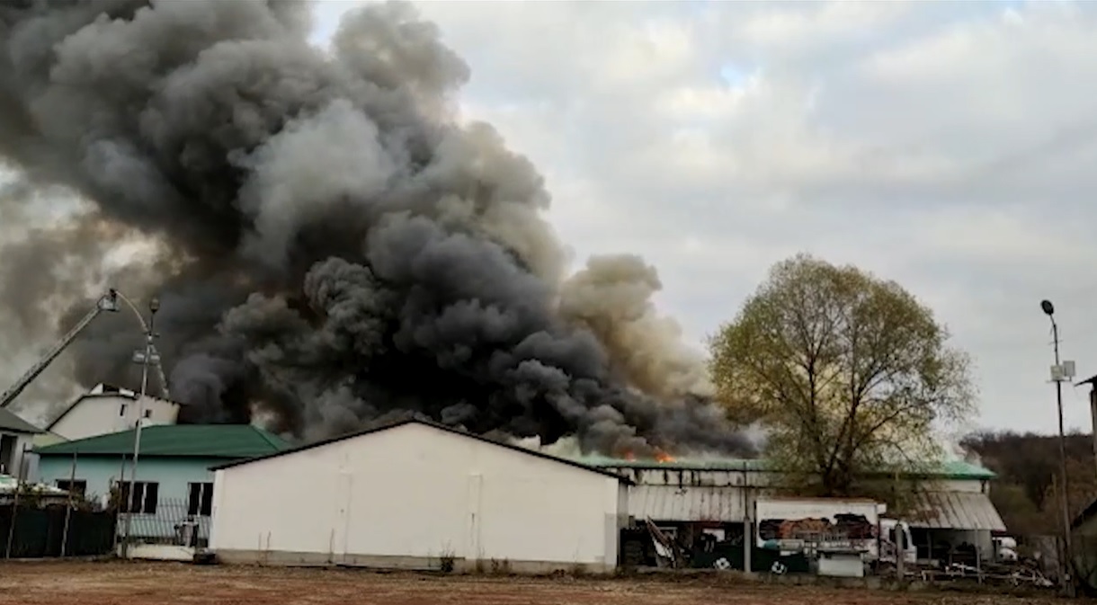 Incendiu puternic la o fabrică de mezeluri din Olt. Au vent în ajutor și pompierii din Argeș și Vâlcea